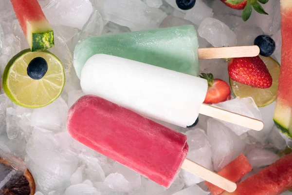 Homemade  popsicles on ice and fruits, top view — Stock Photo, Image