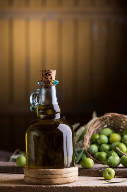 sızma zeytinyağı şişesi