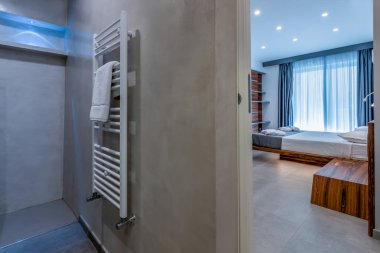 otel tuvaletinin çağdaş içerisi