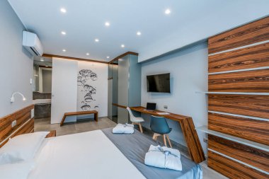 Modern içerikli bir otel odası.