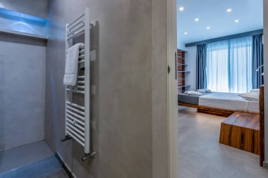 Modern içerikli bir otel odası.