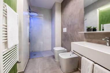 otel tuvaletinin çağdaş içerisi