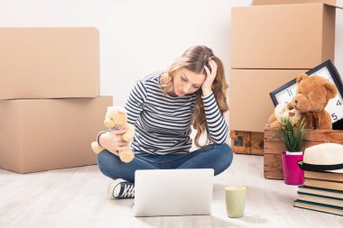 Kutuları olan genç bir kadın yeni evine taşınıyor.