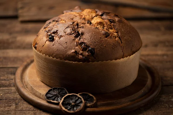 Panettone is de traditionele Italiaans dessert voor Kerstmis. — Stockfoto