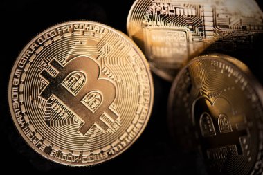  Elektronik sanal paranın sembolü olarak Altın Bitcoin paraları