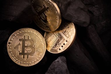  Elektronik sanal paranın sembolü olarak Altın Bitcoin paraları
