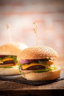 Lezzetli büyük hamburger yakın çekim 