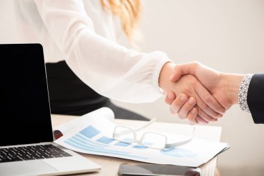 İş ortaklığı tokalaşması. Meeti 'den sonra başarılı bir anlaşma.
