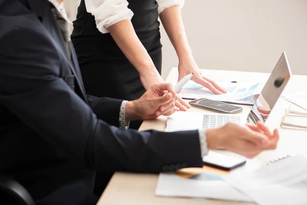 Gente de negocios discutiendo plan financiero — Foto de Stock