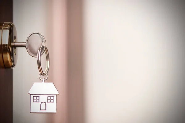 La llave de la casa en la puerta. De cerca. —  Fotos de Stock