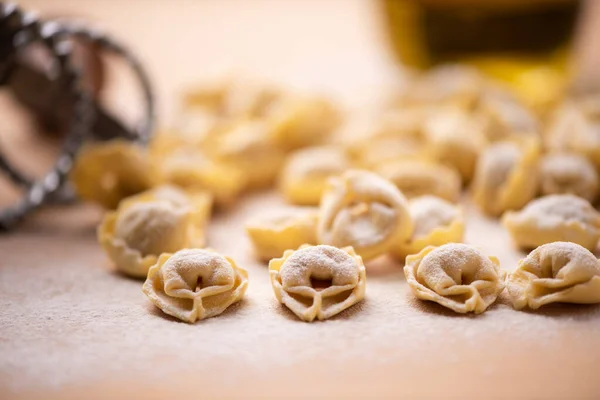 Pastas Tortellini o Tortelloni sobre una tabla de harina espolvoreada —  Fotos de Stock