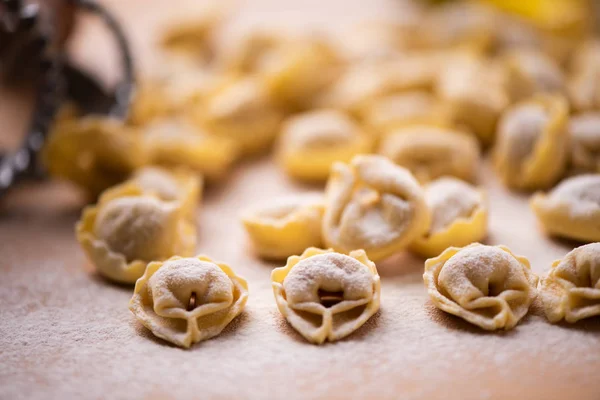 Pastas Tortellini o Tortelloni sobre una tabla de harina espolvoreada —  Fotos de Stock