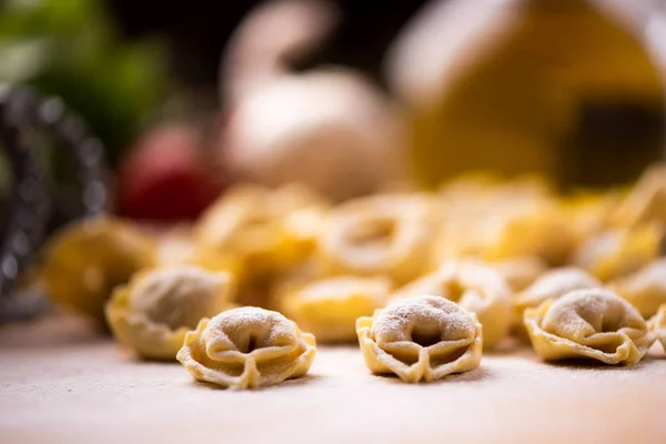 Pastas Tortellini o Tortelloni sobre una tabla de harina espolvoreada —  Fotos de Stock