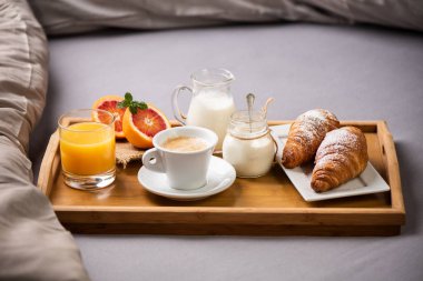 Avrupai kahvaltı. Kahvaltı tepsisi kahve ve portakallı.