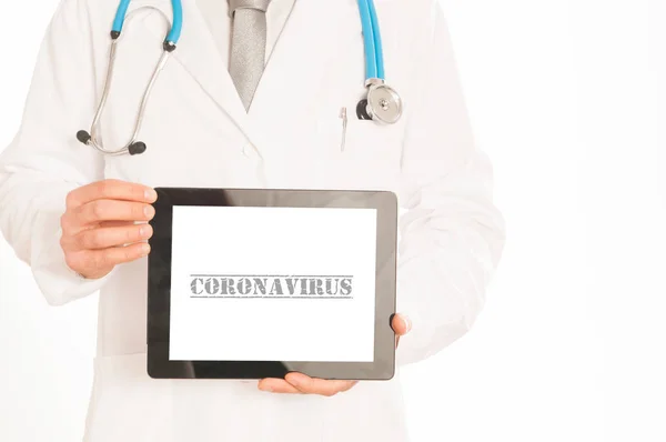 Gros plan d'un médecin tenant un ordinateur tablette — Photo