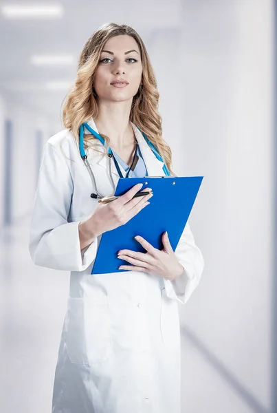 Médecin Femme Manteau Chirurgical Blanc Avec Stéthoscope Porte Papier Bleu — Photo