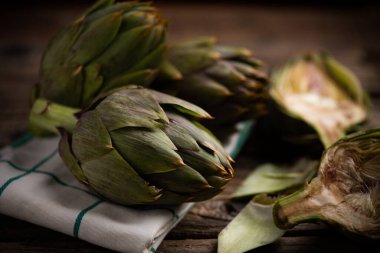 Enginar ahşap masada. Yakın çekim.