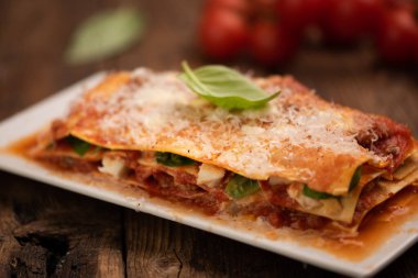 Etli lazanya, domates, peynir sosu, makarna ve fesleğen.