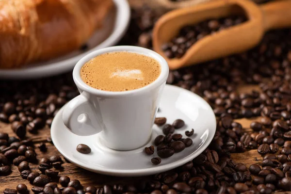 Een Kopje Cappuccino Met Coffee Bean Als Achtergrond Sluit — Stockfoto