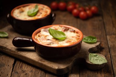 Kırsal bir masada lazanya tabağı. Yemek, mozarella, yakın çekim.