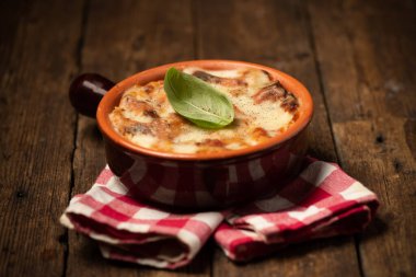 Kırsal bir masada lazanya tabağı. Yemek, mozarella, yakın çekim.