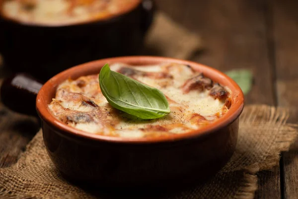 Lasagne Rustikt Bord Mat Mozzarella Nærheten – stockfoto