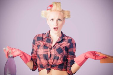 Temizlik ürünleriyle izole edilmiş genç sarışın kızın portresi. 