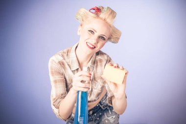 Temizlik ürünleriyle izole edilmiş genç sarışın kızın portresi. 