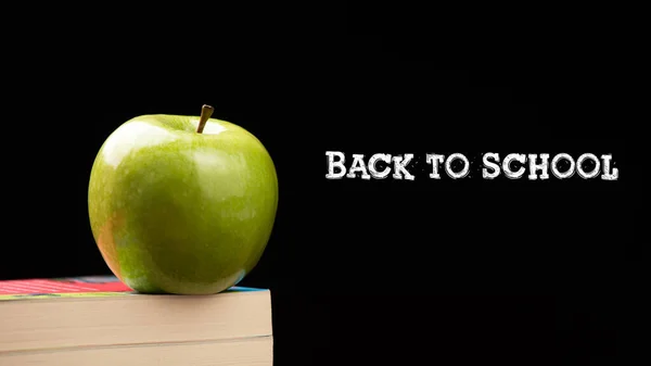 Grüner Apfel Auf Stapeln Bücher Auf Dem Schreibtisch Für Back — Stockfoto