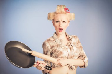 Ev kadınını merdane ve kızartma tavasıyla iğnele