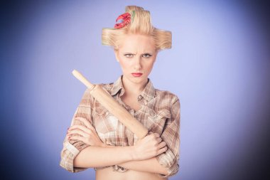 Arka planda izole edilmiş merdaneyle genç ev kadınını bağla.