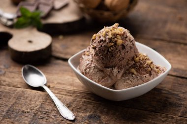 Çikolata ve vanilyalı dondurma kalıpları yakın plan.