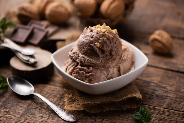 Csokoládé Vanília Fagylalt Tányéron Közelről — Stock Fotó