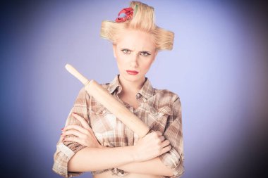 Kızların bağcıklarını bağla. Güzel bir kadın eski moda elbise ve mutfak gereçleriyle portre yapıyor.