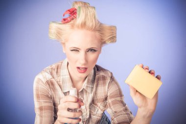 Kızların bağcıklarını bağla. Güzel kadın eski moda elbise ve temizlik konseptiyle portre yapıyor.