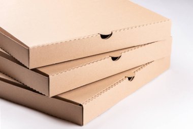 Beyaz arka planda karton pizza kutuları yığını