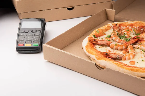 Pizza Kutusunun Içinde Uzun Teslimat Kutularının Üzerinde Kapatın — Stok fotoğraf