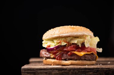 Hamburger ahşap arka planda yakın plan