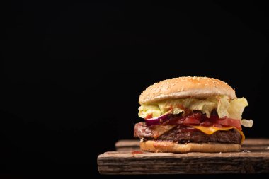 Hamburger ahşap arka planda yakın plan