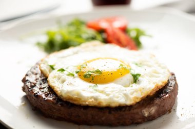 Yumurta kapaklı leziz bir hamburger.