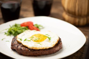 Yumurta kapaklı leziz bir hamburger.