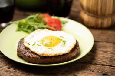 Yumurta kapaklı leziz bir hamburger.