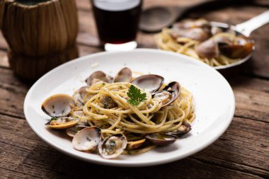 İtalyan yemeği. Midyeli spagetti sulu, sarımsaklı. Kapat.