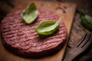 Çiğ sığır eti bifteği. Yakın plan.