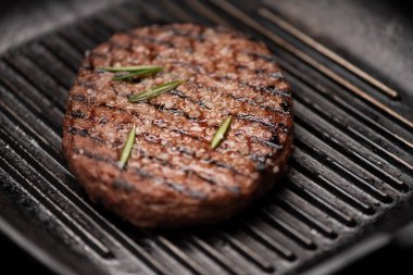 Biftek ızgarası yakın pişiyor.