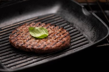 Biftek ızgarası yakın pişiyor.