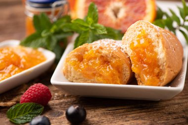 Portakallı marmelat ve kruvasan ile kase.