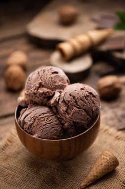 Tahta masada bir kase çikolata ve fındıklı dondurma.