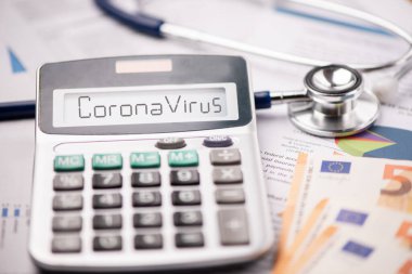 Coronavirus salgını ve maddi sonuçları. CORONAVIRUS sözcüğüne sahip bir hesap makinesi kapat
