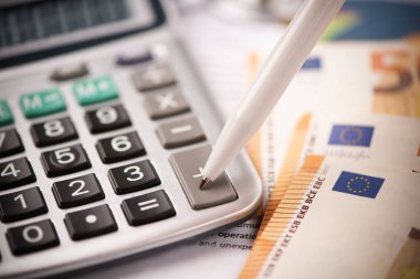 İş konsepti, kalem ve hesap makinesi klavyeyi kapat